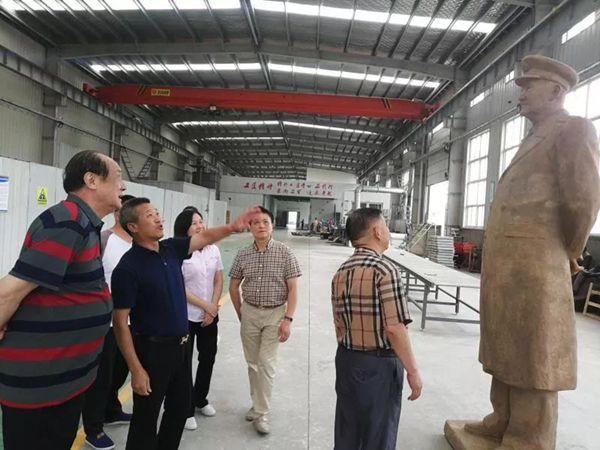 洪虎莅临领导洪学智将军铜像造作